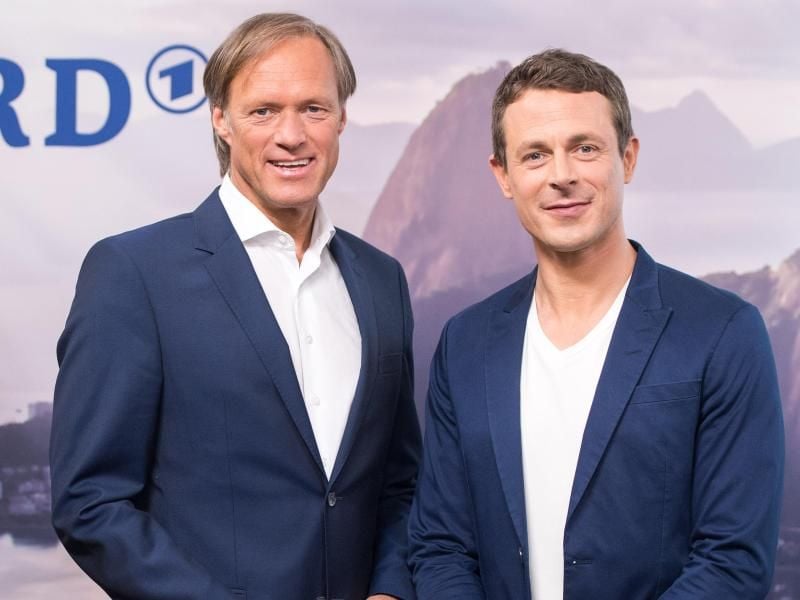 Gerhard Delling (l-r) und Alexander Bommes berichten für die ARD aus Rio. Foto: Lukas Schulze