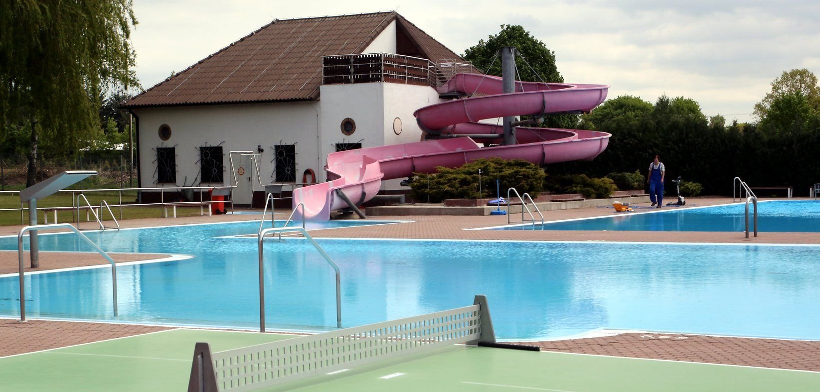 Das Fläming-Bad in Zahna: Für das Schwimm- und Erlebnisbad wird intensiv nach Personal gesucht, damit das Bad in dieser Saison doch noch eröffnet werden kann.