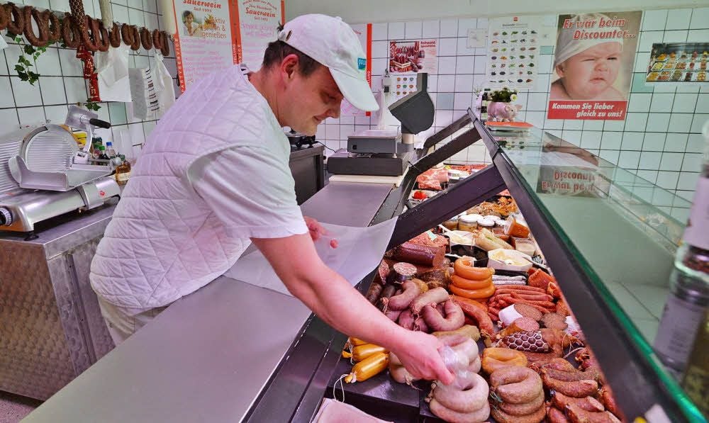 Fleischermeister Sven Sauerwein ist auf die Grillsaison vorbereitet. Immer wieder präsentiert er seinen Kunden etwas Neues.