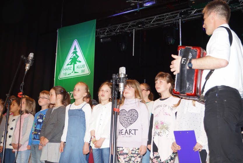 Zum Auftakt der Jahreshauptversammlung präsentierte der Chor der Grundschule „Geschwister Scholl“ mit Unterstützung von Jodlermeister Andreas Knopf ein Programm.