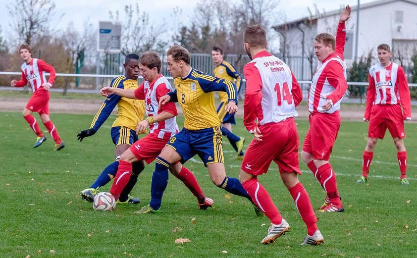 Die Fußballer aus Gräfenhainichen (blaue Hosen) sind gegen Kemberg angetreten.