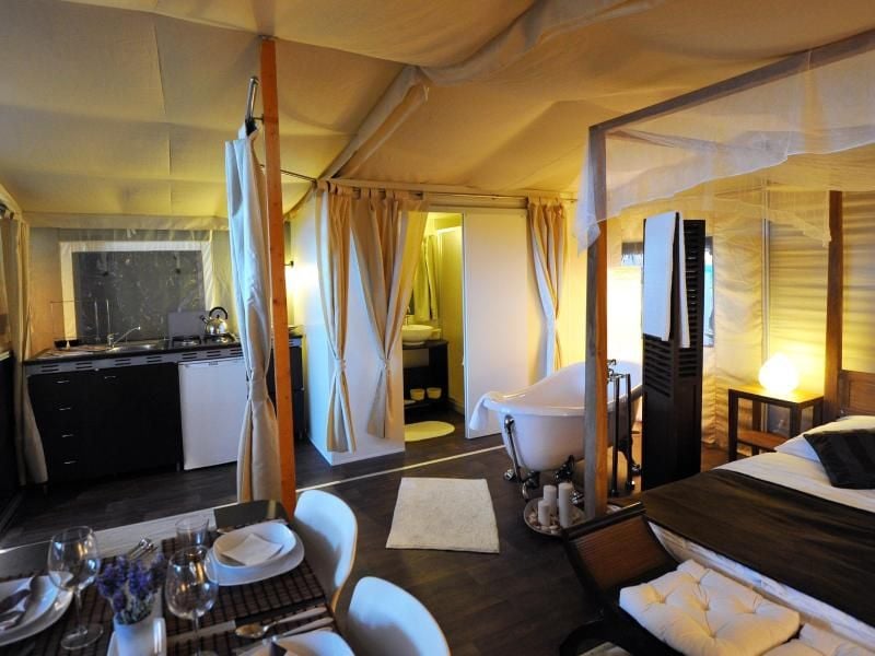 Ein Luxuszelt mit Badewanne und Himmelbett. Foto: Jan-Philipp-Strobel