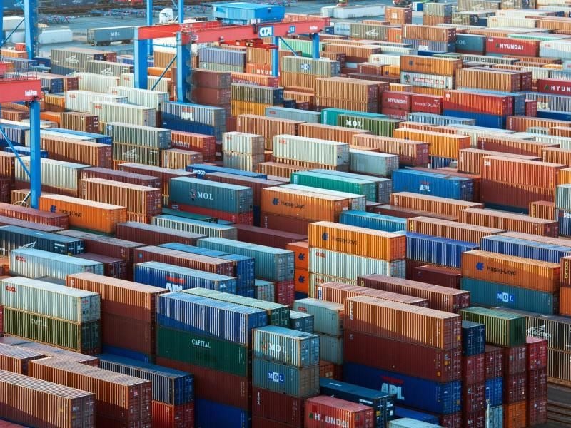 Container werden im Hafen auf dem Container Terminal umgeschlagen. Foto: Christian Charisius/Archiv