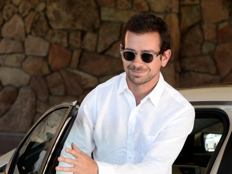 Dass ein weißes Hemd auch sommerlich-lässig getragen werden kann, demonstrierte auch schon Jack Dorsey, Mitbegründer von Twitter. Foto: Andrew Gombert