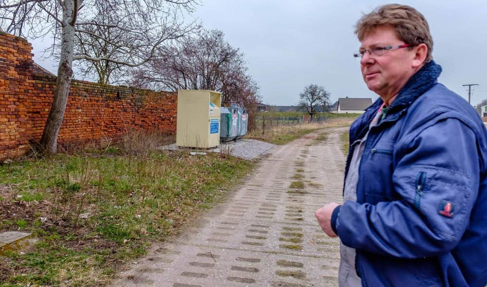 Walter Bölke zeigt in Riesigk gegenüber der Gaststätte einen Platz, der ungepflegt ist.