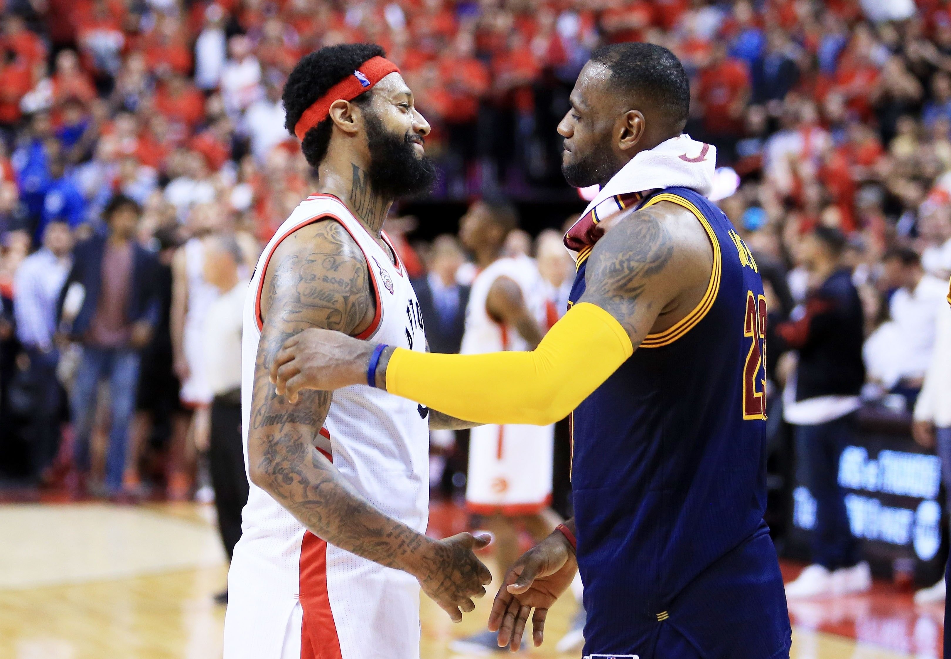 LeBron James (r.) hat mit Cleveland die NBA-Playoffs erreicht