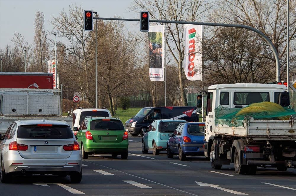 Auf der Kreuzung Querfurter Straße sind die Unfallzahlen 2015 auf 20 Karambolagen gestiegen. 2014 waren es sechs Unfälle weniger. Die Polizei schließt nicht aus, dass der Anstieg auch damit zu tun hat, weil der stationäre Blitzer vor der Kreuzung seine verkehrsberuhigende Wirkung verloren hat.