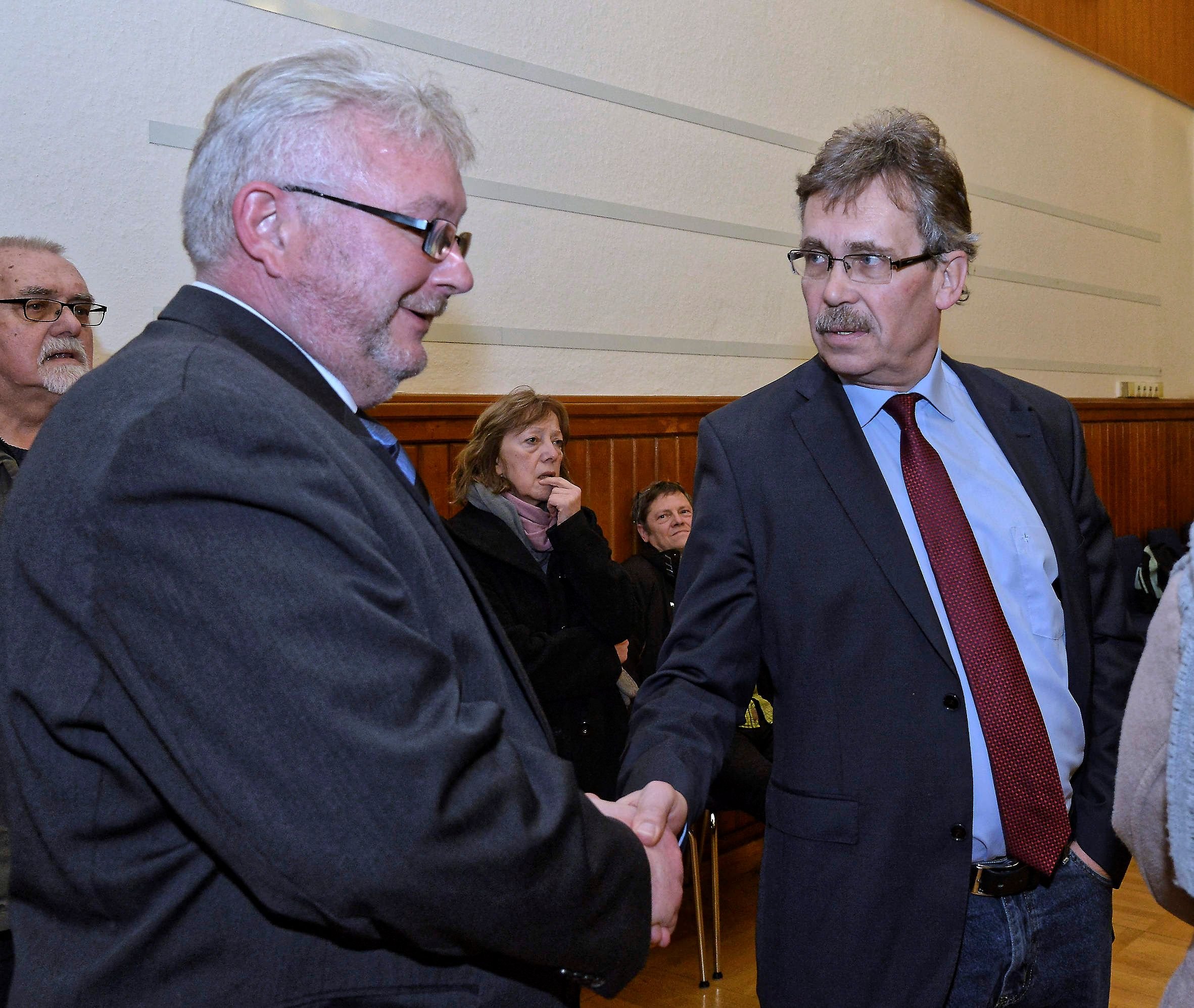 Ralf Schönemann (linke) gratuliert Andreas Mrosek (AfD) zum Gewinn des Direktmandates im Wahlkreis 26.