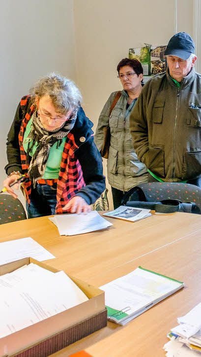 Die Bürgerinitiative Saustall Düben hat am Montag Stellungnahmen zur Erweiterung der Schweinemastanlage an Bürgermeisterin Doris Berlin übergeben.