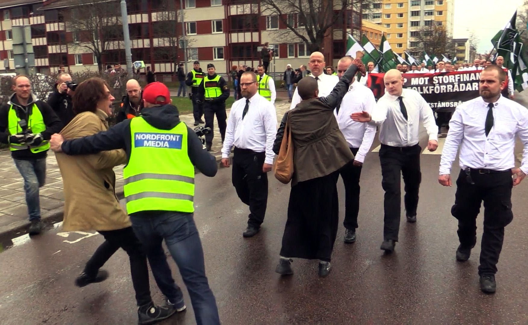 Mit erhobener Faust stellte sich Tess Asplund einer Neonazi-Demo in den Weg.