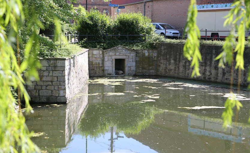 Still ruht der Teich in Borau. Das Badewannenrennen fällt aus.