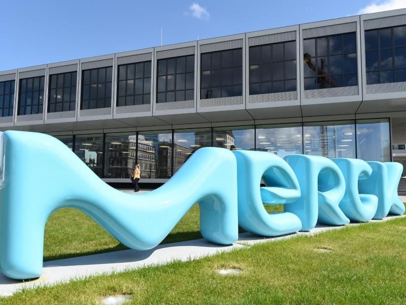 Der neue Schriftzug des Pharma- und Chemiekonzerns Merck KGaA. Foto: Arne Dedert/Archiv
