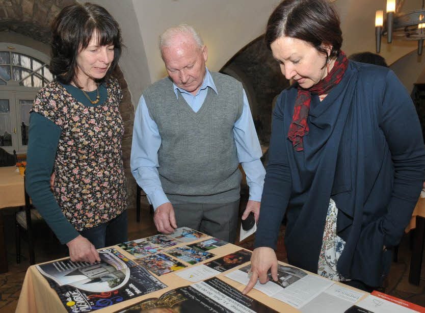 Sigrun Dittmann (li.) gab einen Rückblick auf die vergangenen Veranstaltungen. Mit dem Kulturwerk Mansfeld-Südharz, speziell dem Theater Eisleben, hier vertreten durch Marion Rohland (re.), soll die Zusammenarbeit auf Kooperationsbasis gehoben werden.