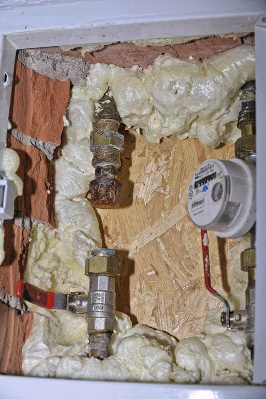 Wo der Wasserzähler hingehört, klafft ein Loch in der Leitung.