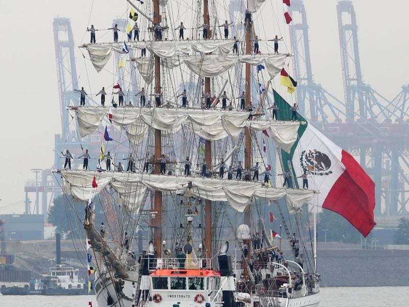 Das mexikanisches Segelschulschiff "Cuauhtémoc" läuft in den Hafen in Hamburg ein. Foto: Bodo Marks
