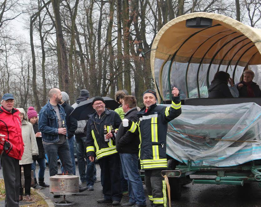 Die Klossaer (rechts) hatten es sich trotz des Wetters gemütlich gemacht und waren guter Dinge.