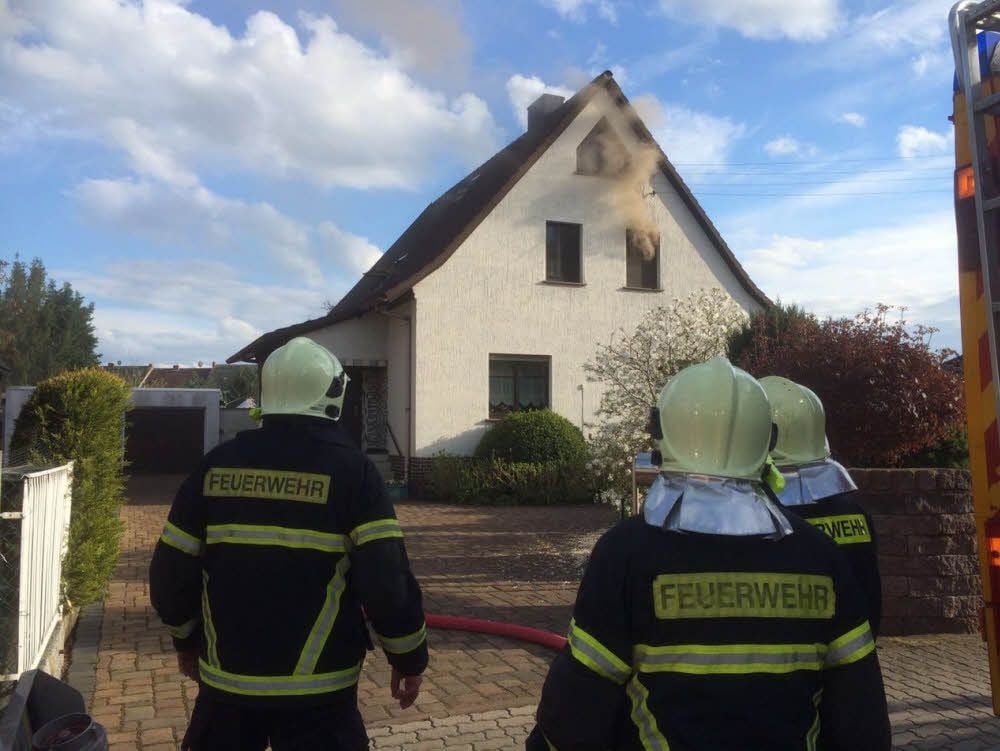 Feuerwehr löscht in der Köthener Straße in Dessau.