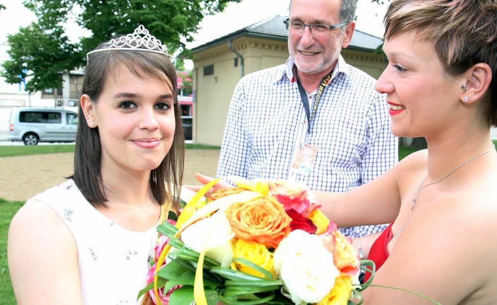 Luisa Windirsch (links) übernimmt von Sabine Lange das Amt der Rosenkönigin. Bernburgs Oberbürgermeister Henry Schütze verkündete am Freitagabend das Ergebnis der MZ-Leser-Wahl.