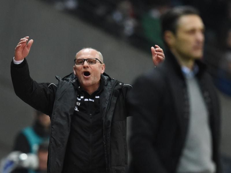 Trainer Thomas Schaaf (l) taumelt mit Hannover 96 dem Abstieg entgegen. Foto: Arne Dedert