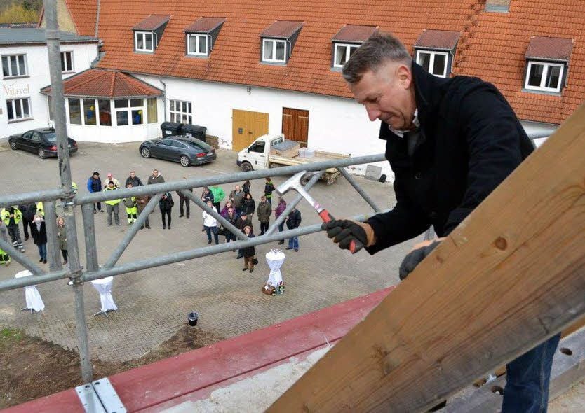 Thomas Fränkel schlägt symbolisch den letzten Nagel ein.