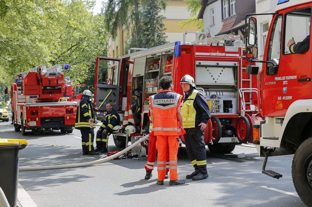 Feuerwehreleute bei einem Einsatz in Zeitz.