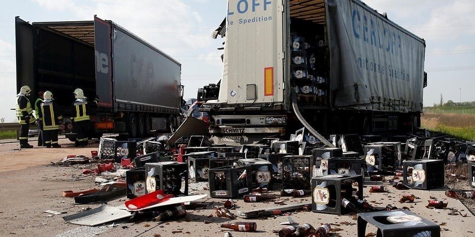 Bei der Kollision verlor einer der Lkw seine Ladung.