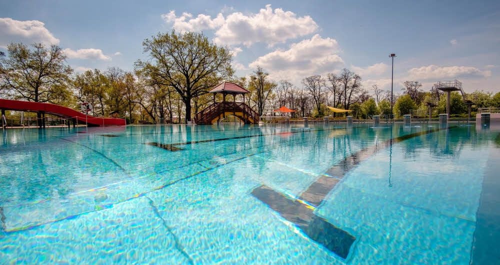 Noch ist’s leer, doch ab Sonnabend könnte sich das ändern: Dann öffnet das Freibad Wittenberg seine Tore wieder.