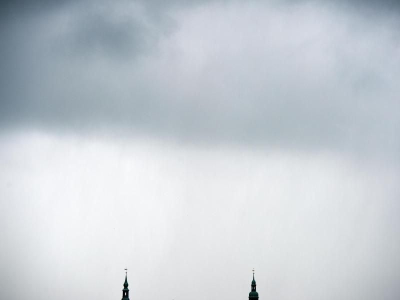 Dunkle Wolken und heller Himmel zeichnen sich ab. Foto: Arno Burgi/Archiv