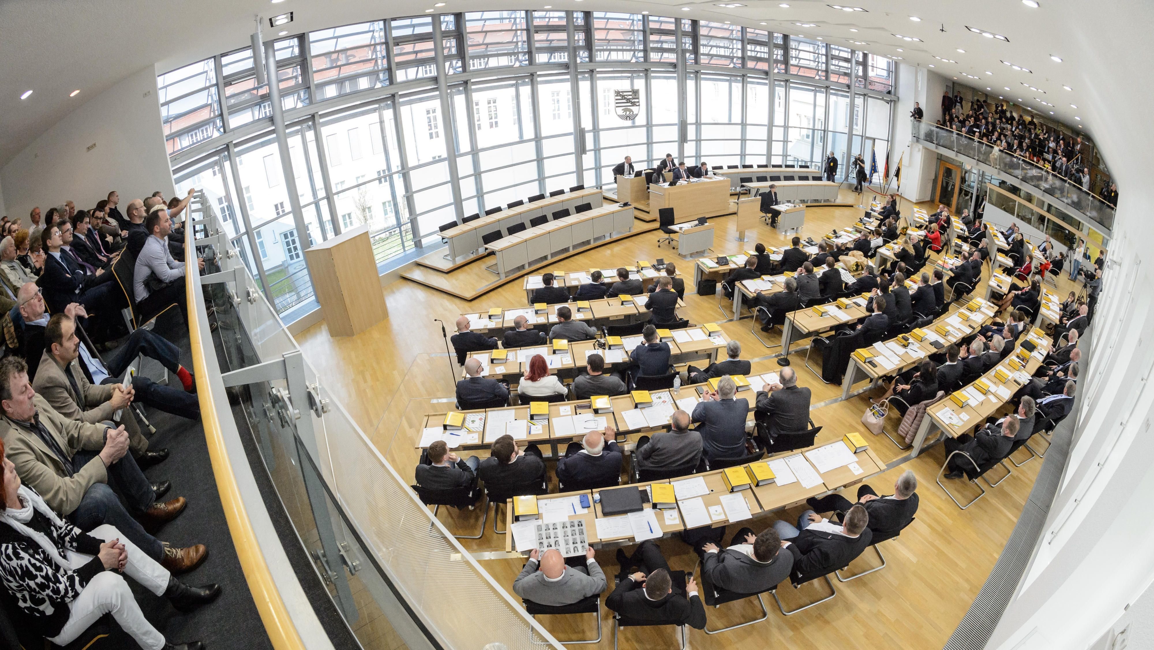 Blick von der Besuchertribüne in den Plenarsaal des Landtags von Sachsen-Anhalt während der Konstituierung des Landtags der 7. Wahlperiode