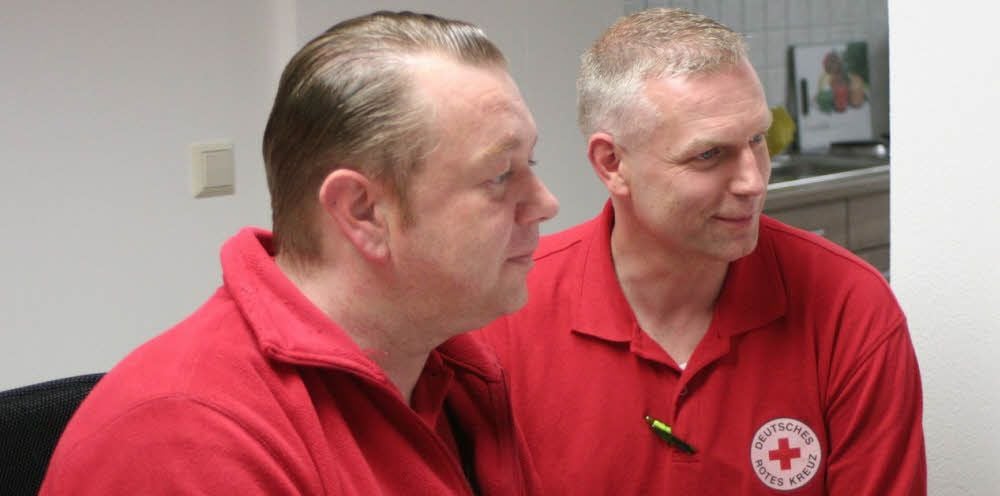 Die Rettungssanitäter Danny Mietzsch und Andy Richter (von links) gehören zum Team der neuen Annaburger Wache.