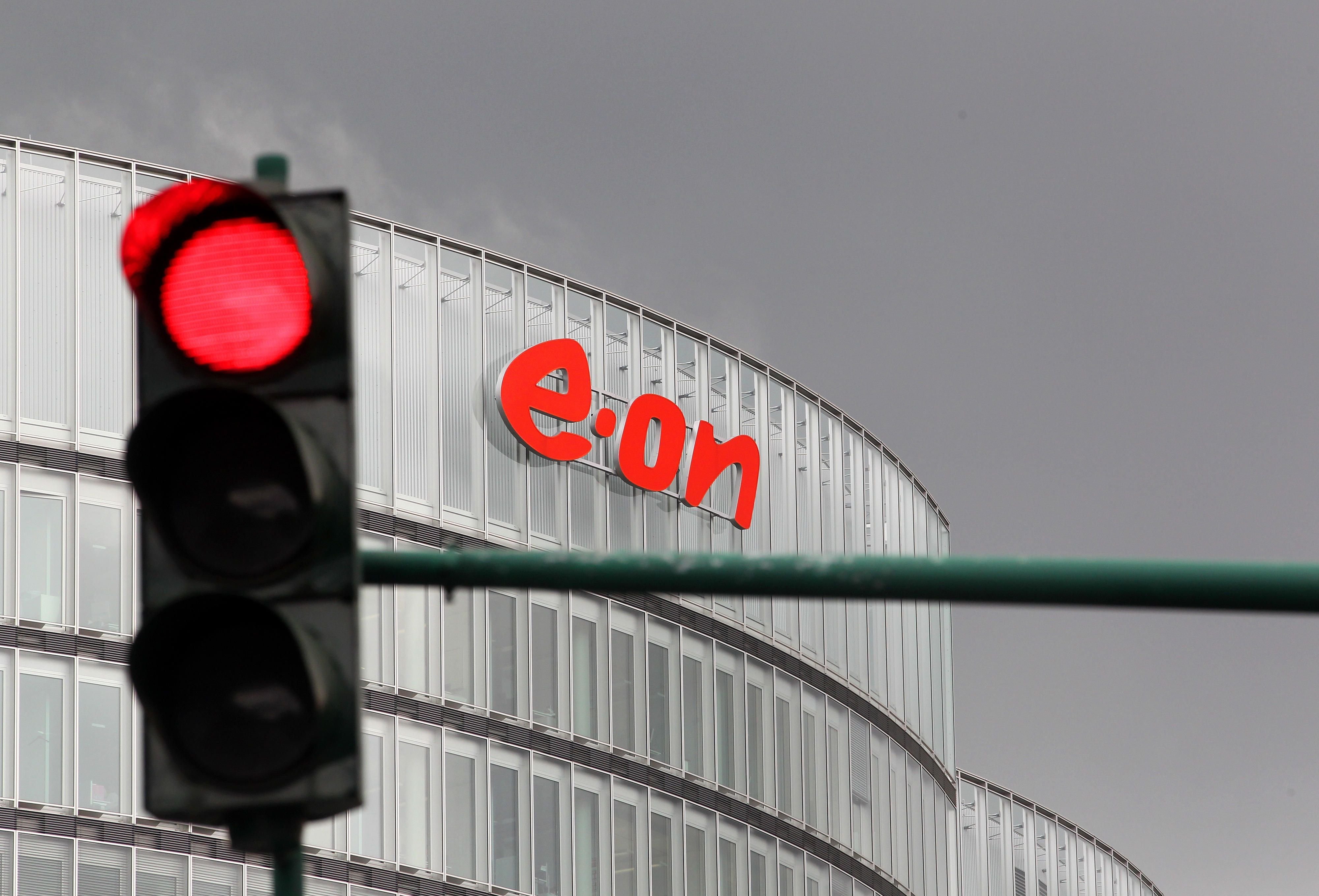 Mitten im Konzernumbau ist der größte deutsche Energiekonzern Eon noch tiefer in die roten Zahlen gerutscht.