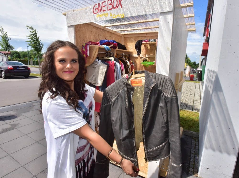 Azubi Stacy Hoffmann hat im Heuwegcenter vor dem Drogeriemarkt eine „Give-Box“ eingerichtet. Sie ist seit vier Wochen gut gefüllt.