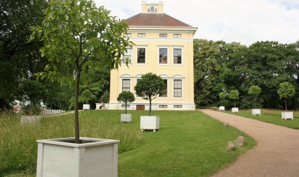 Das Schloss Luisium ist in dieser Saison von Mai bis Ende September wieder täglich (außer Montag) von 11 bis 17 Uhr geöffnet. Es kann im Rahmen einer Führung besichtigt werden. Bis dahin werden Besucher an den Wochenenden und Feiertagen erwartet.