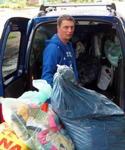 Einer der Fahrer, Gaston Mätzke, beim Entladen der Spenden-Fracht