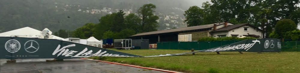Die Absperrung zum Trainingsplatz in Ascona hielt dem Unwetter am Montag nicht stand.