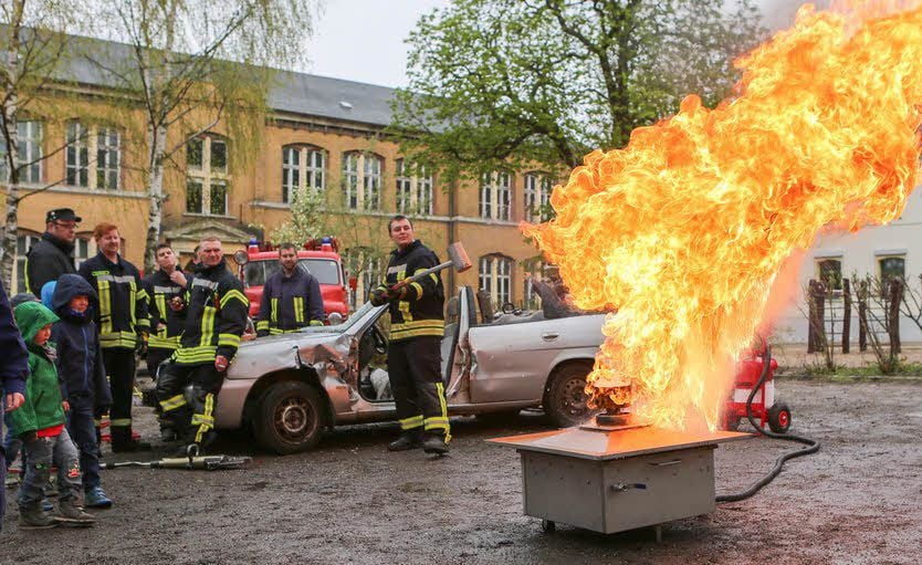 Die Jugendwehr zeigt, was für eine Explosion entsteht, wenn Fettbrand mit Wasser gelöscht wird.