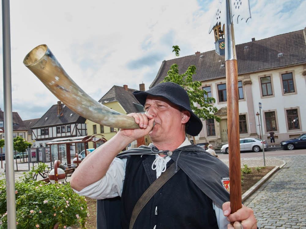 Stephan van Hausen ruft alle Stadtführer zusammen.