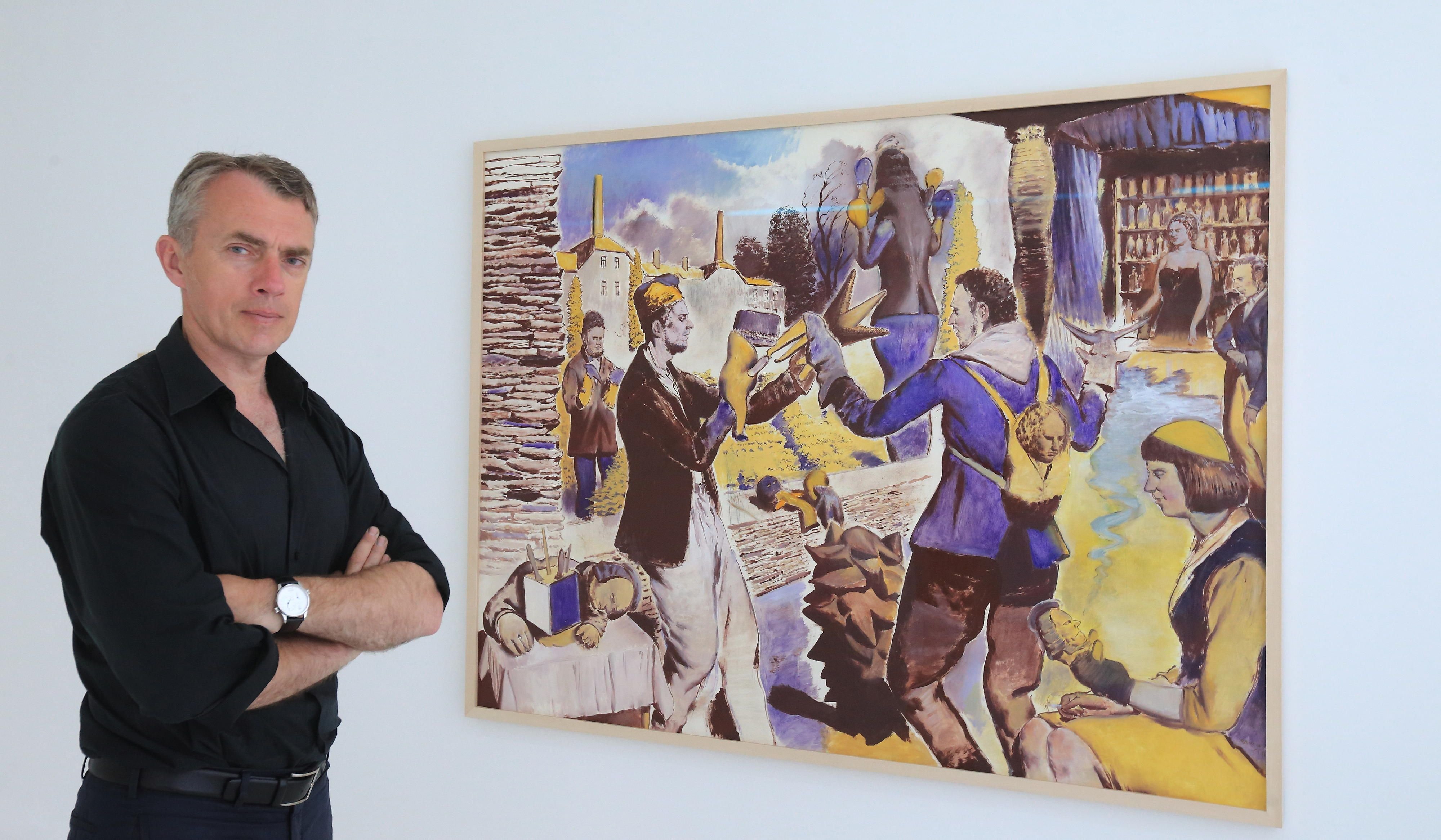 Der Künstler Neo Rauch steht in seiner Ausstellung «Neo Rauch. Das grafische Werk - Dritter Teil» in Aschersleben vor der Zeichnung «Das Messen».