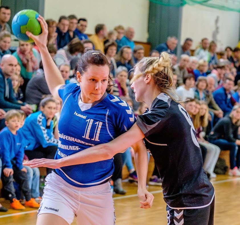 Carolin Böhme (am Ball) bejubelte zum Saisonabschluss mit der BSG Aktivist Gräfenhainichen einen Sieg gegen Dessau-Roßlau.