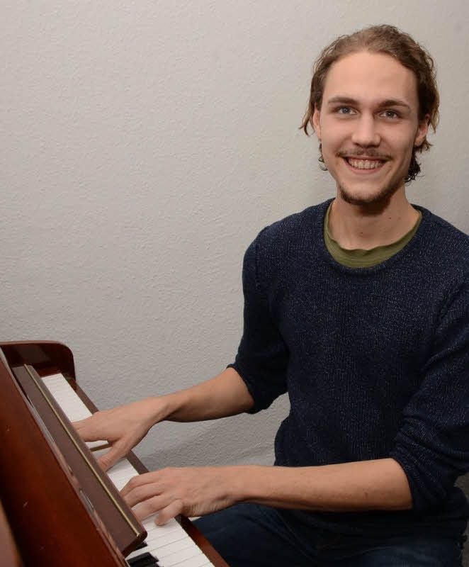 Lars Unruh sitzt am Klavier im Stimmzimmer des Eisleber Theaters, seines Arbeitsortes auf Zeit.
