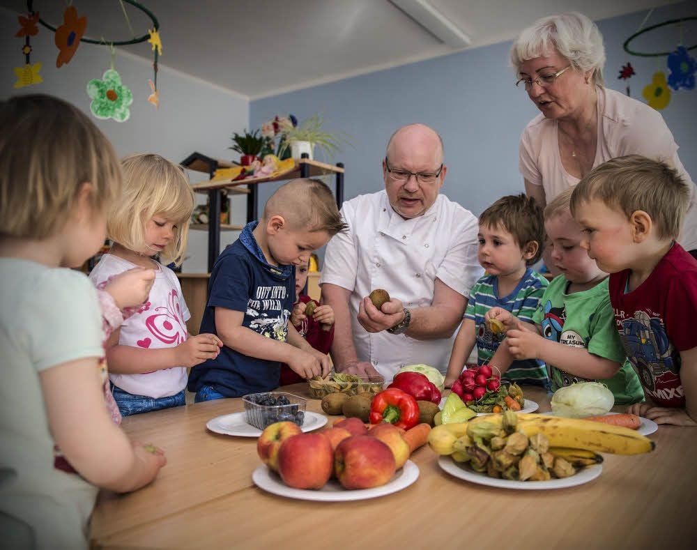 Der Koch Hans Heinrich erzählt den „kleinen Riesen“ in Teutschenthal, was es heißt, sich gesund zu ernähren.