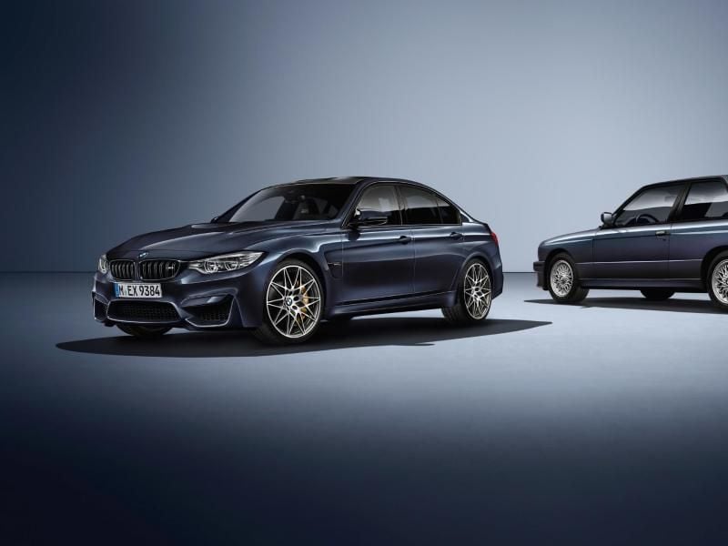30 Jahre liegen zwischen dem ersten BMW M3 von 1986 und dem aktuellen Sondermodell „30 Jahre M3” (l) - beide lackiert in Macaoblau metallic. Foto: BMW