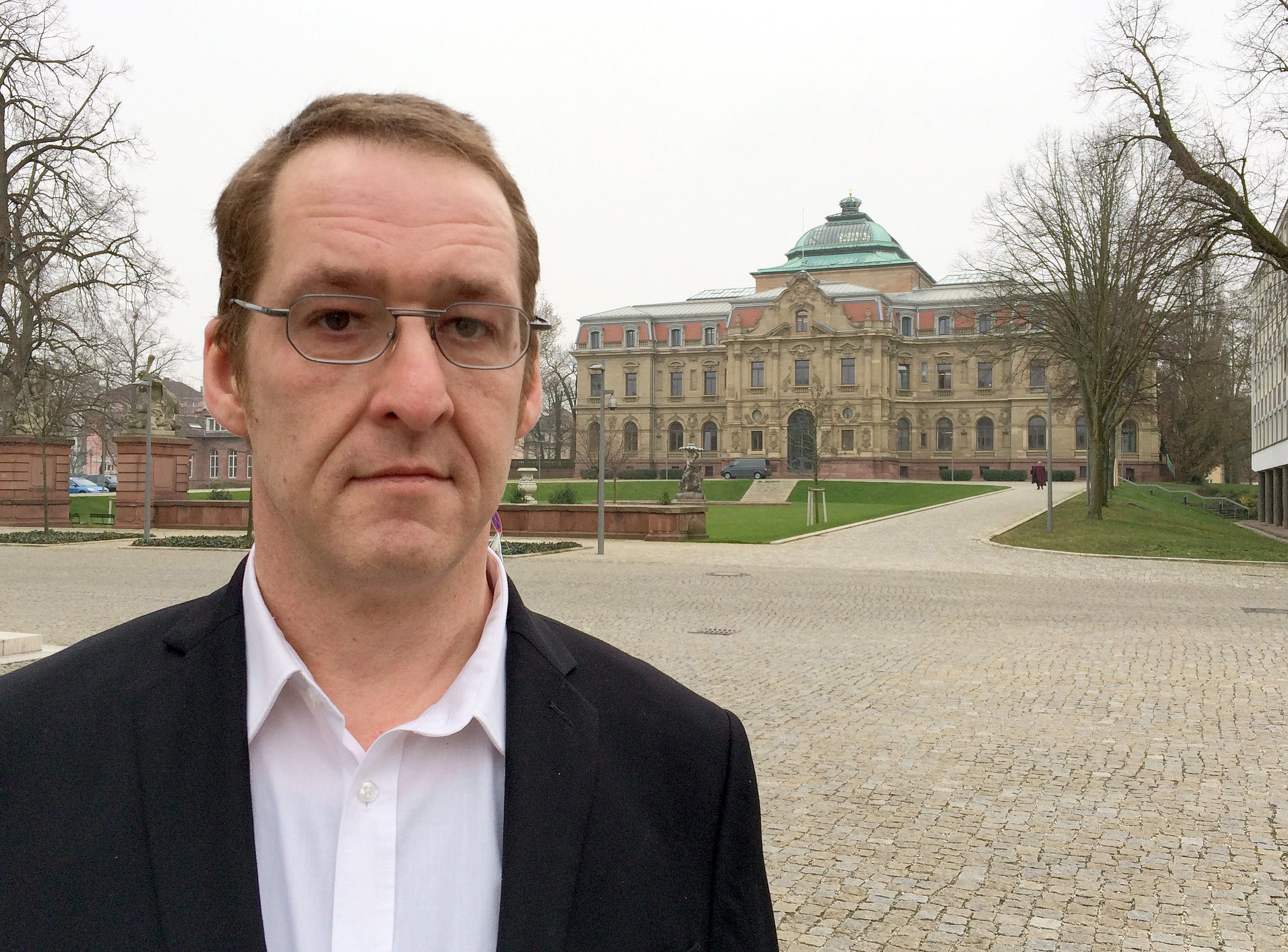 Lars Müller, der Halbbruder von Opfer und Täter in einem bizarren Wohnrechtsstreit, steht vor Prozessbeginn vor dem Bundesgerichtshof in Karlsruhe.