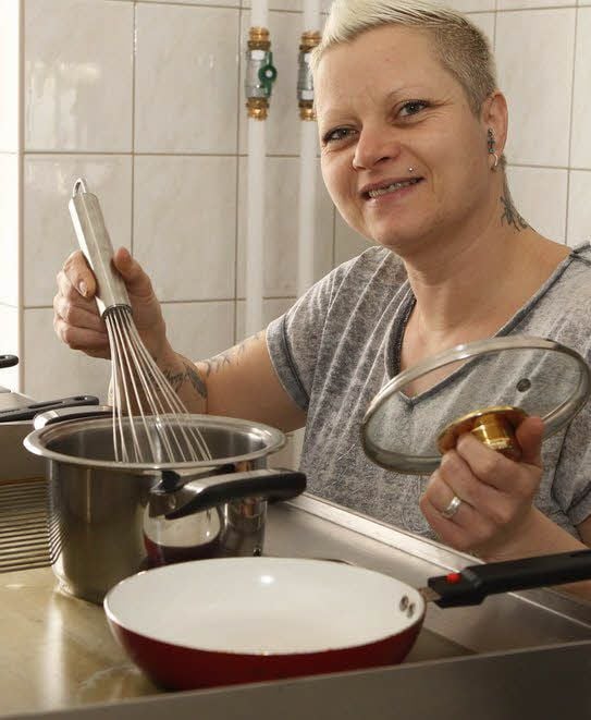 Sabine Koffent kocht in der Küche vor Ort.