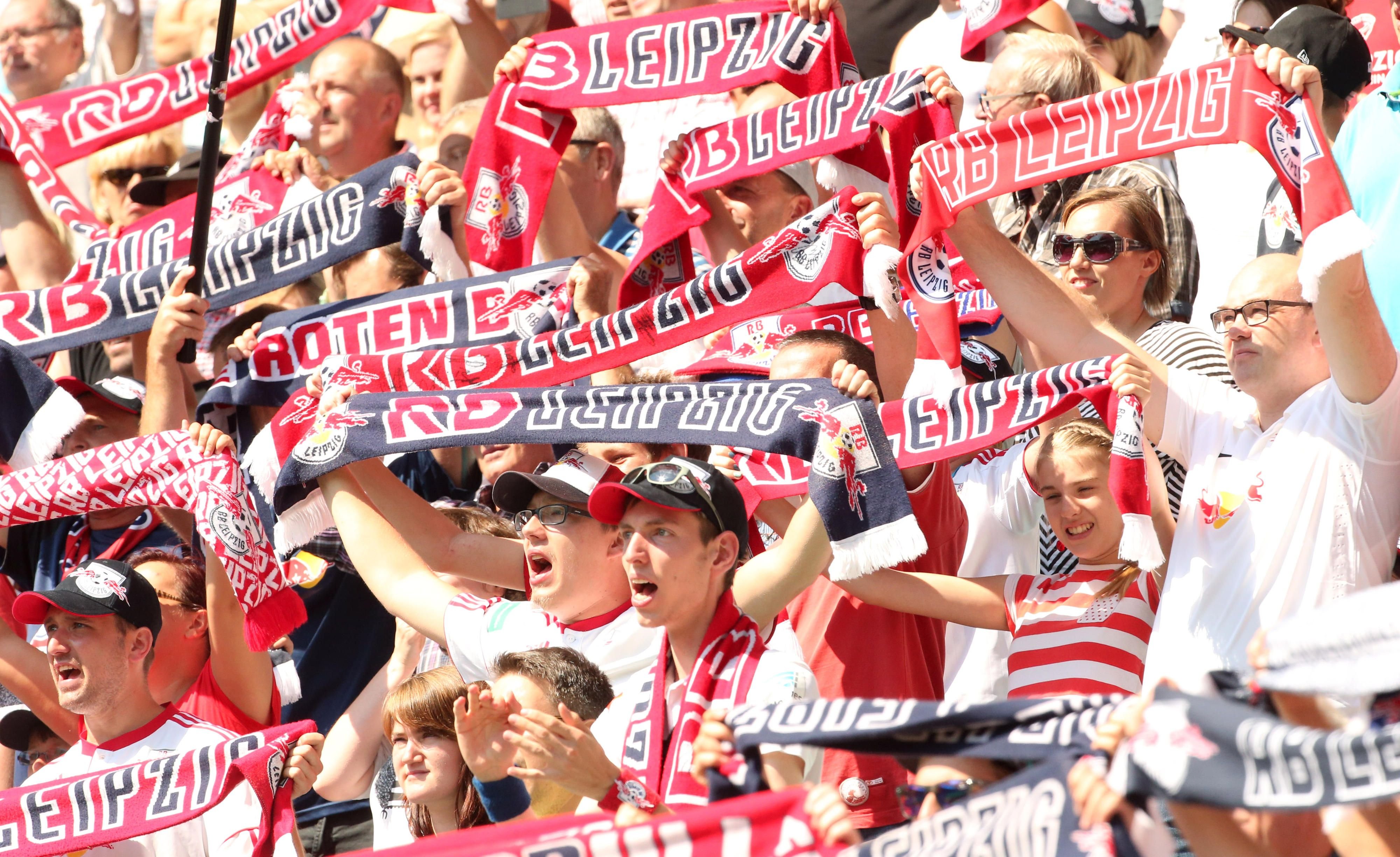 Mit offenen Mündern: RB Leipzigs Fans fiebern dem Aufstieg entgegen