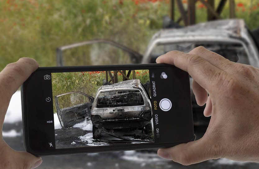 Schnappschuss vom Einsatz: Auch immer mehr Feuerwehrleute greifen zum Handy und laden die Fotos danach in sozialen Netzwerken hoch.