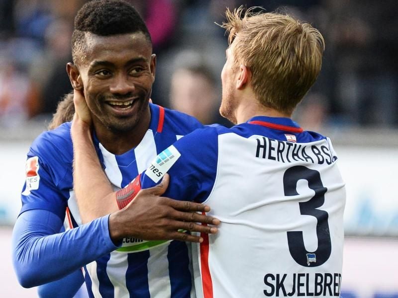 Die Herthaner Salomon Kalou (l) und Per Skjelbred dürfen von der Champions League träumen.