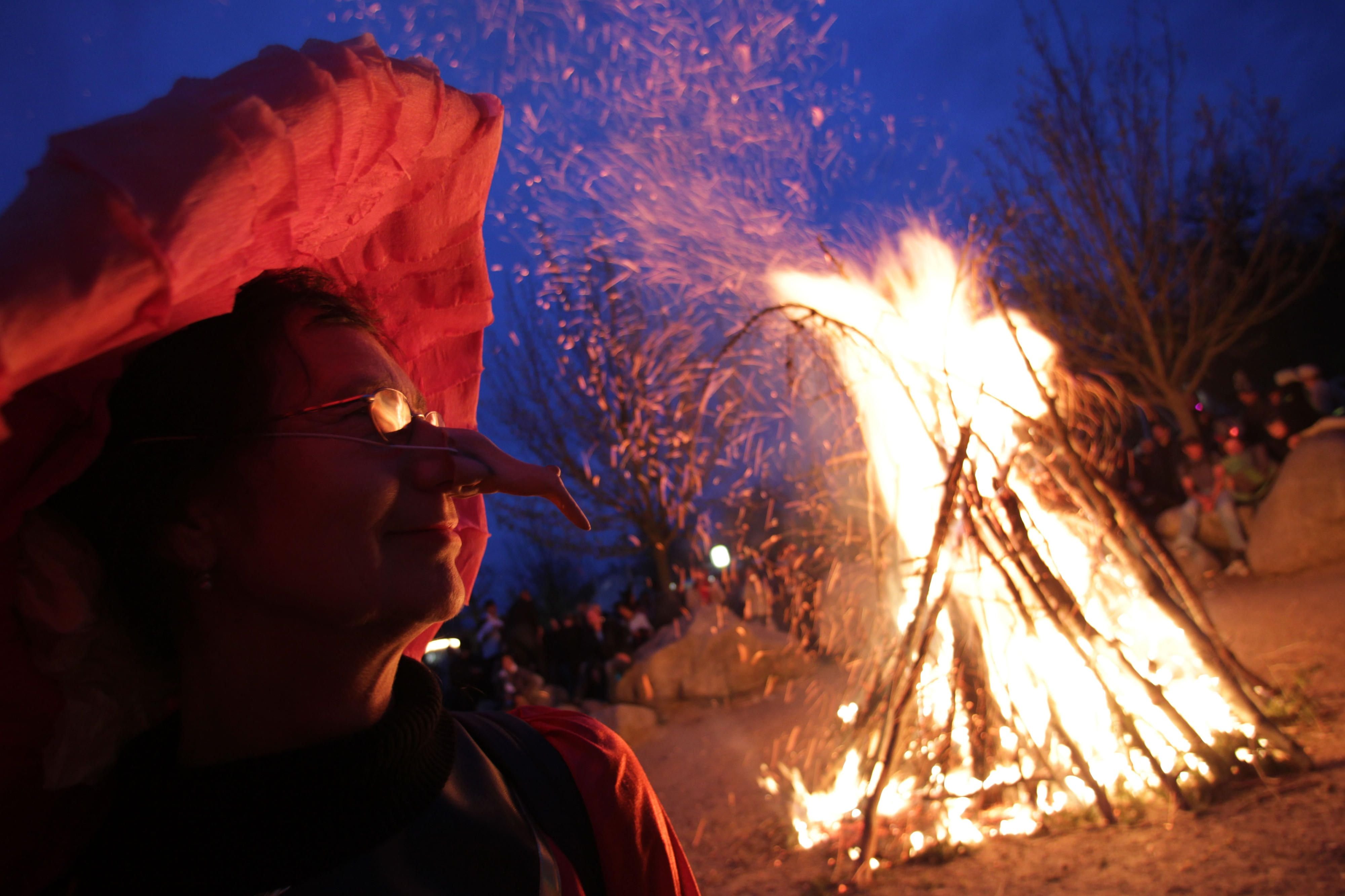 Eine als Hexe verkleidete Frau steht während der Walpurgisnacht auf dem Hexentanzplatz in Thale.