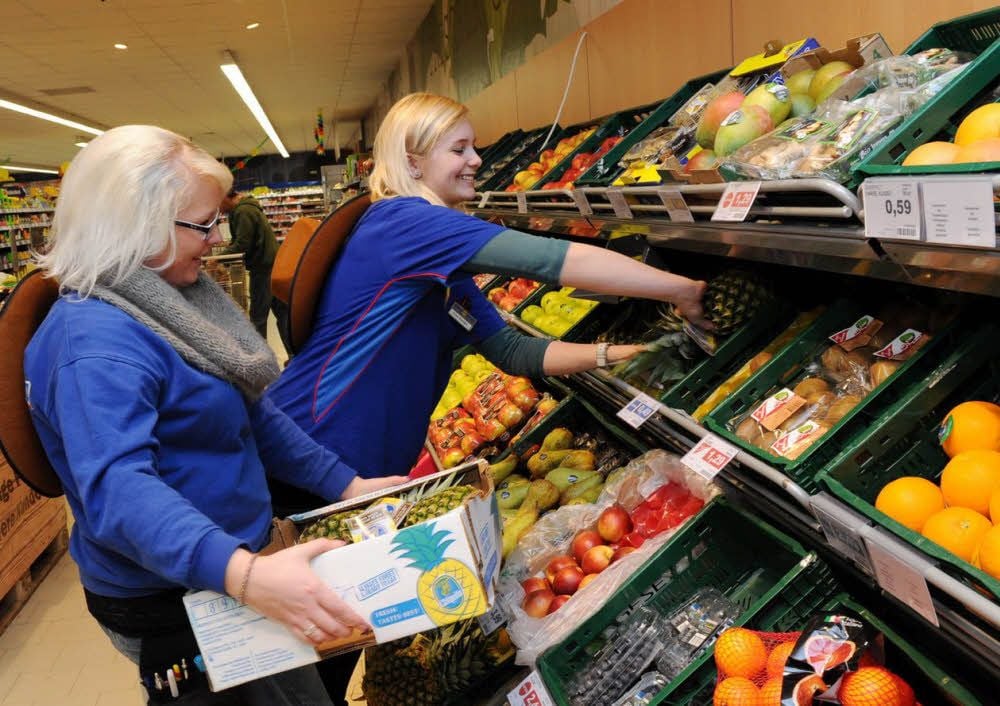 Selbst sind die Azubis: Sabrina Markus (l.) und Kristina Hanslik bestücken den Obst- und Gemüsestand.
