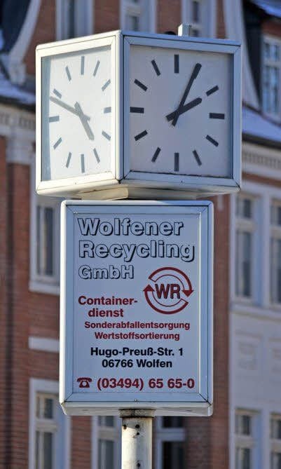 Sie tickt nicht mehr richtig: Welche Zeit ist wohl die aktuelle?